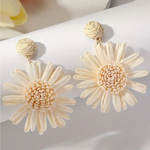 NWT hand woven raffia off white flower earrings - Picture 2 of 3